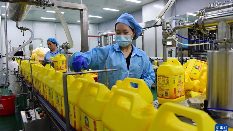 以某品牌水田农药助剂为例，该产品采用了一种新型非离子表面活性剂，具有以下特点：